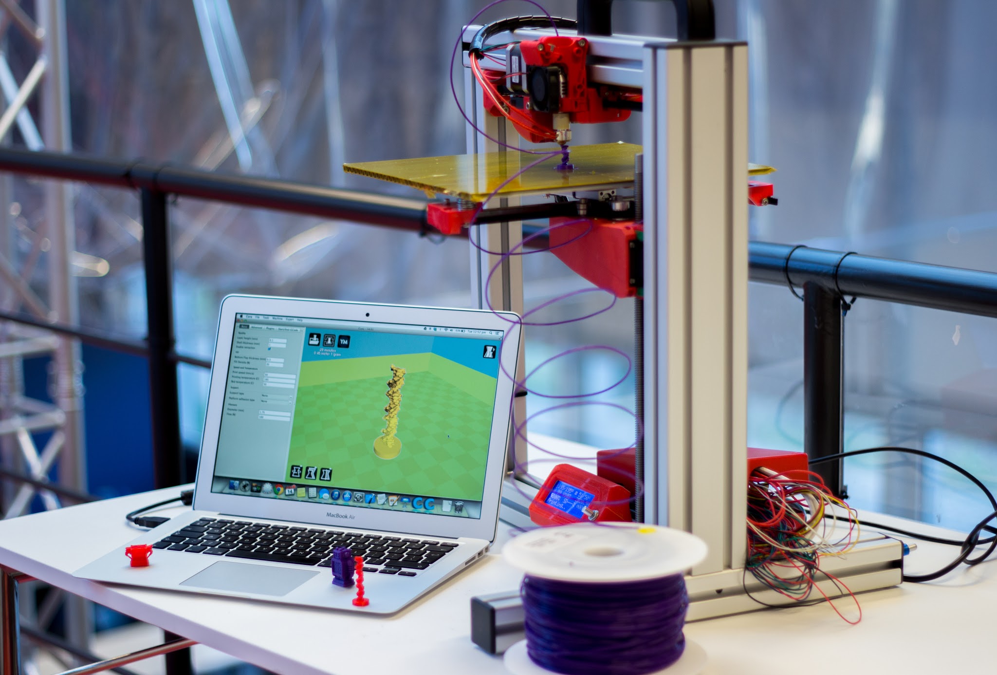 طابعة 3D تطبع نموذجاً